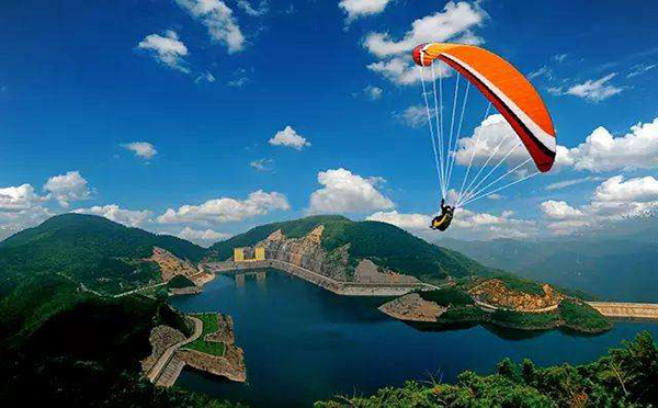 黑麋峰森林公园滑翔伞体验项目