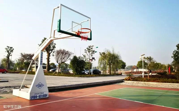 虹宇生态园室外篮球场，可用于拓展训练活动的开展