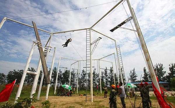 虹宇生态园可以进行多种拓展训练活动，包括高空挑战等等