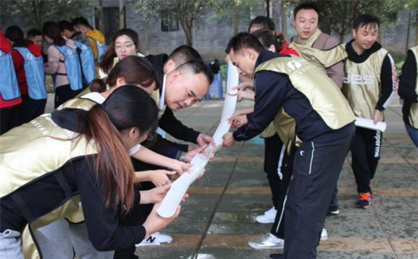 水到渠成游戏规则补充:1,舀水人站在规定的黄线内舀水,运水人员在黄线